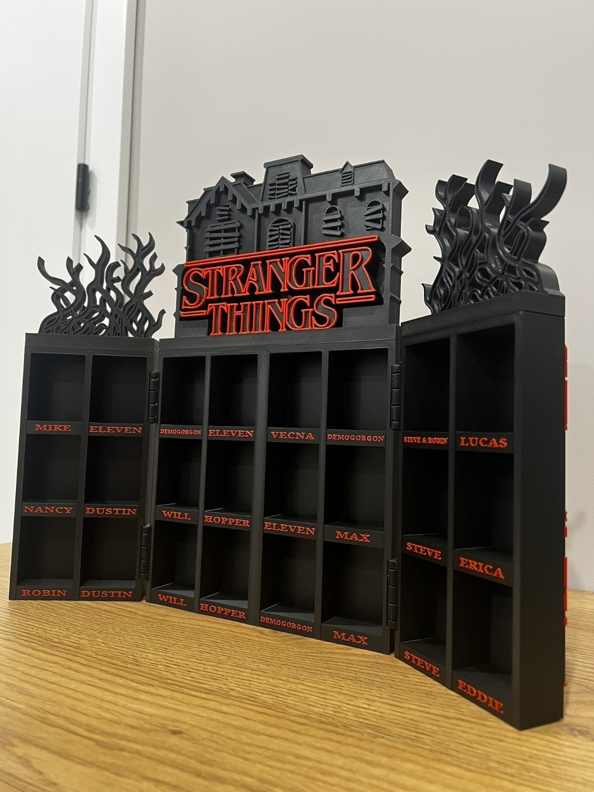 stranger things kinder joy espositore richiudibile porta con effetto sotto sopra, vista 2