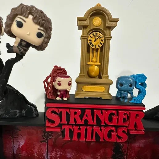 stranger things kinder joy espositore con orologio di vecna manifesto will, vista 6