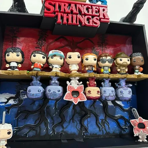 stranger things kinder joy espositore con orologio di vecna manifesto will, vista 7