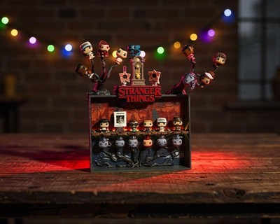 stranger things kinder joy espositore con orologio di vecna manifesto will