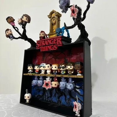 stranger things kinder joy espositore con orologio di vecna manifesto will, vista 4