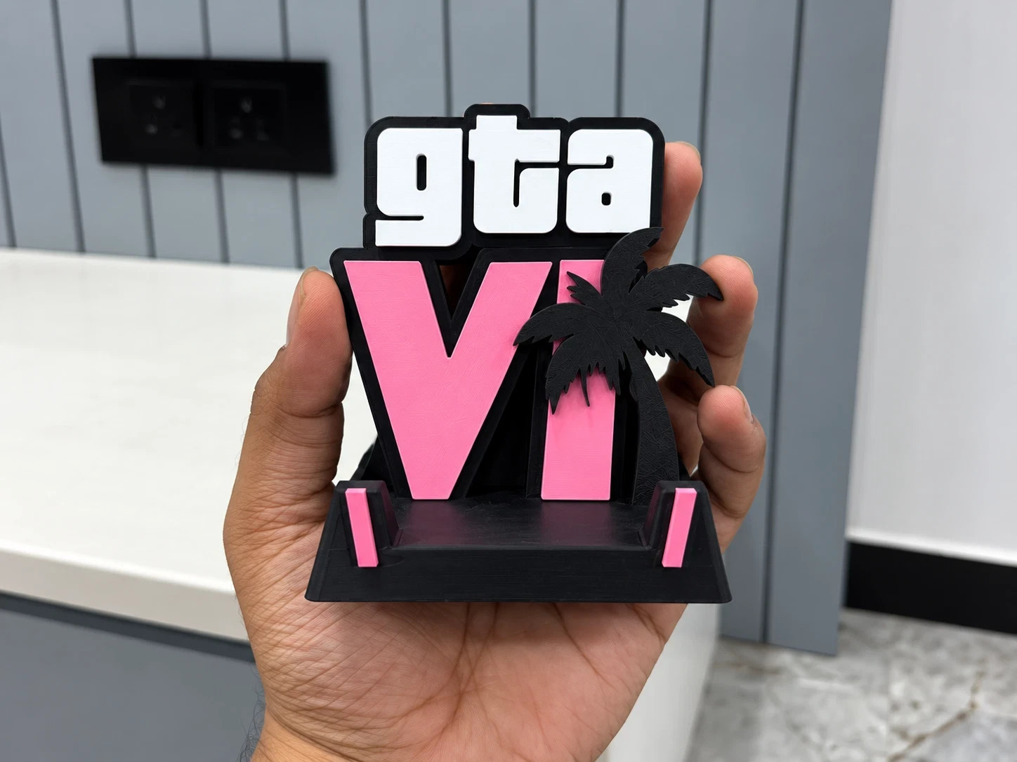 Supporto per smartphone in stile GTA VI design – Porta telefono da scrivania, vista 2