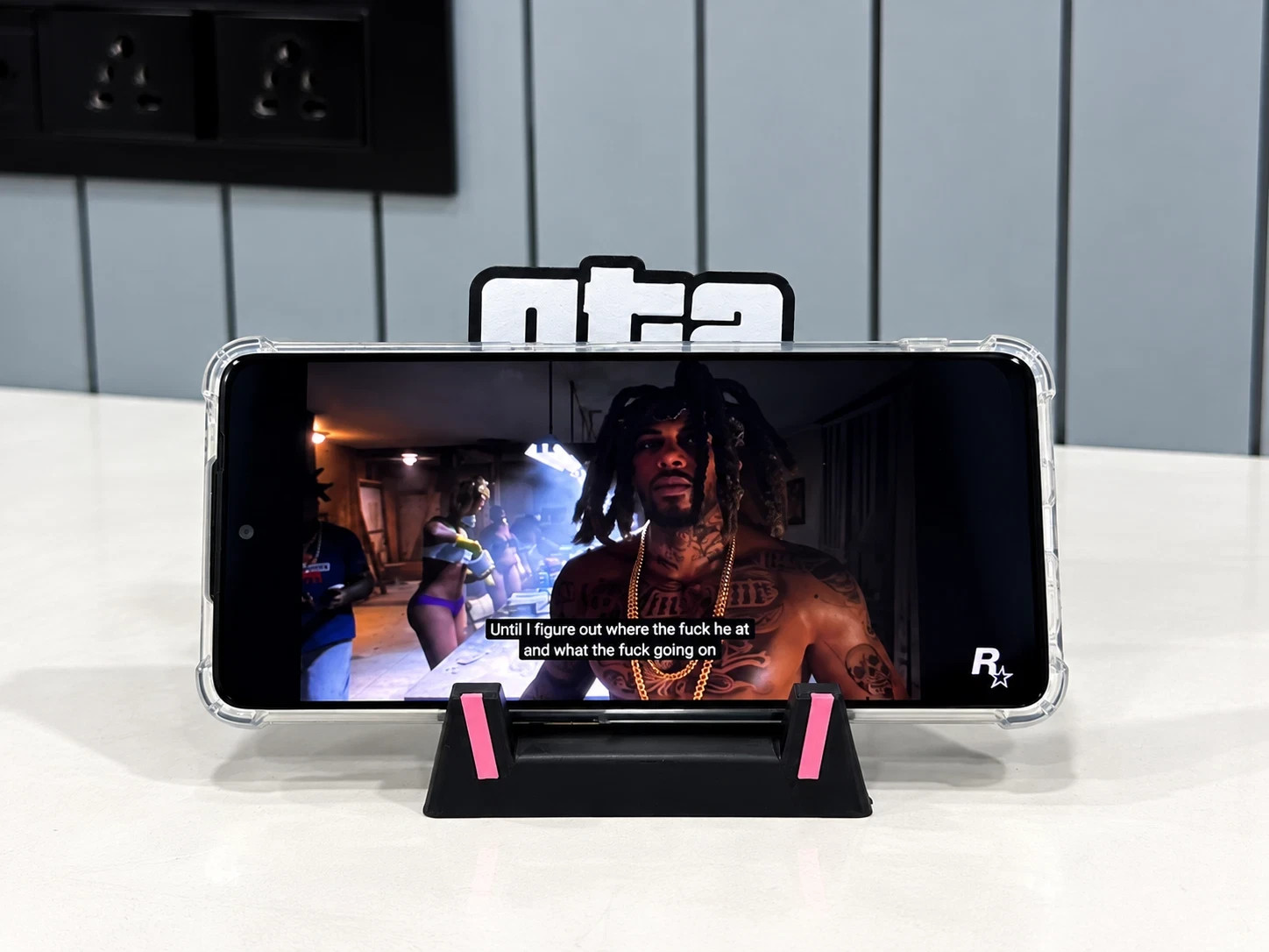 Supporto per smartphone in stile GTA VI design – Porta telefono da scrivania, vista 6