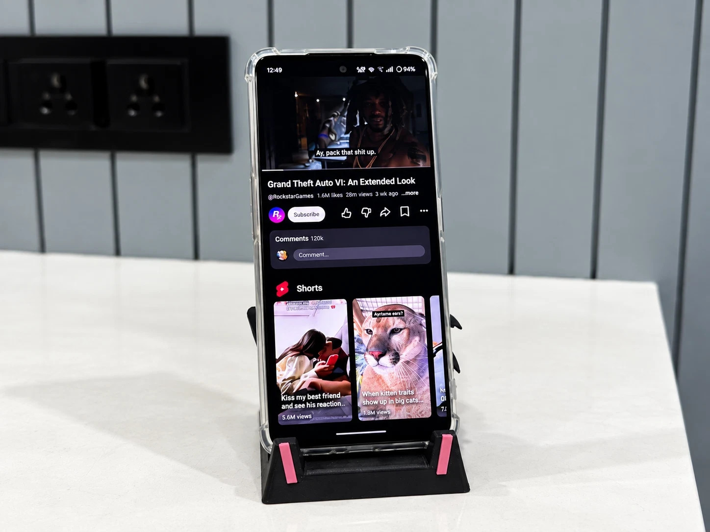Supporto per smartphone in stile GTA VI design – Porta telefono da scrivania, vista 5