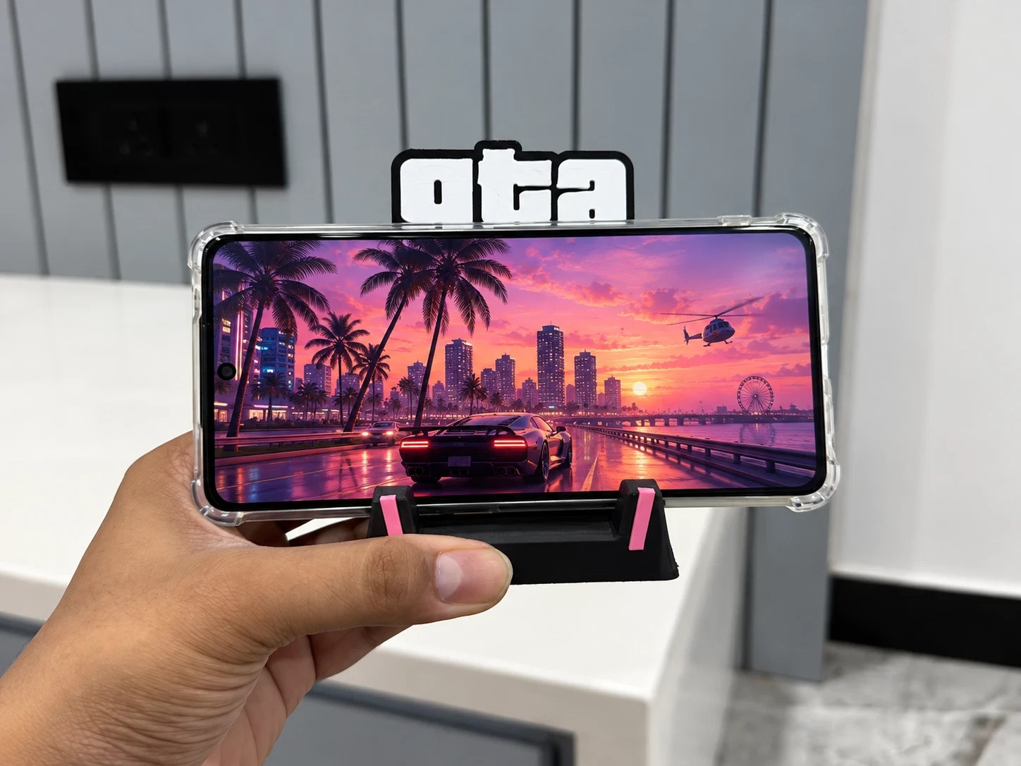 Supporto per smartphone in stile GTA VI design – Porta telefono da scrivania, vista 4