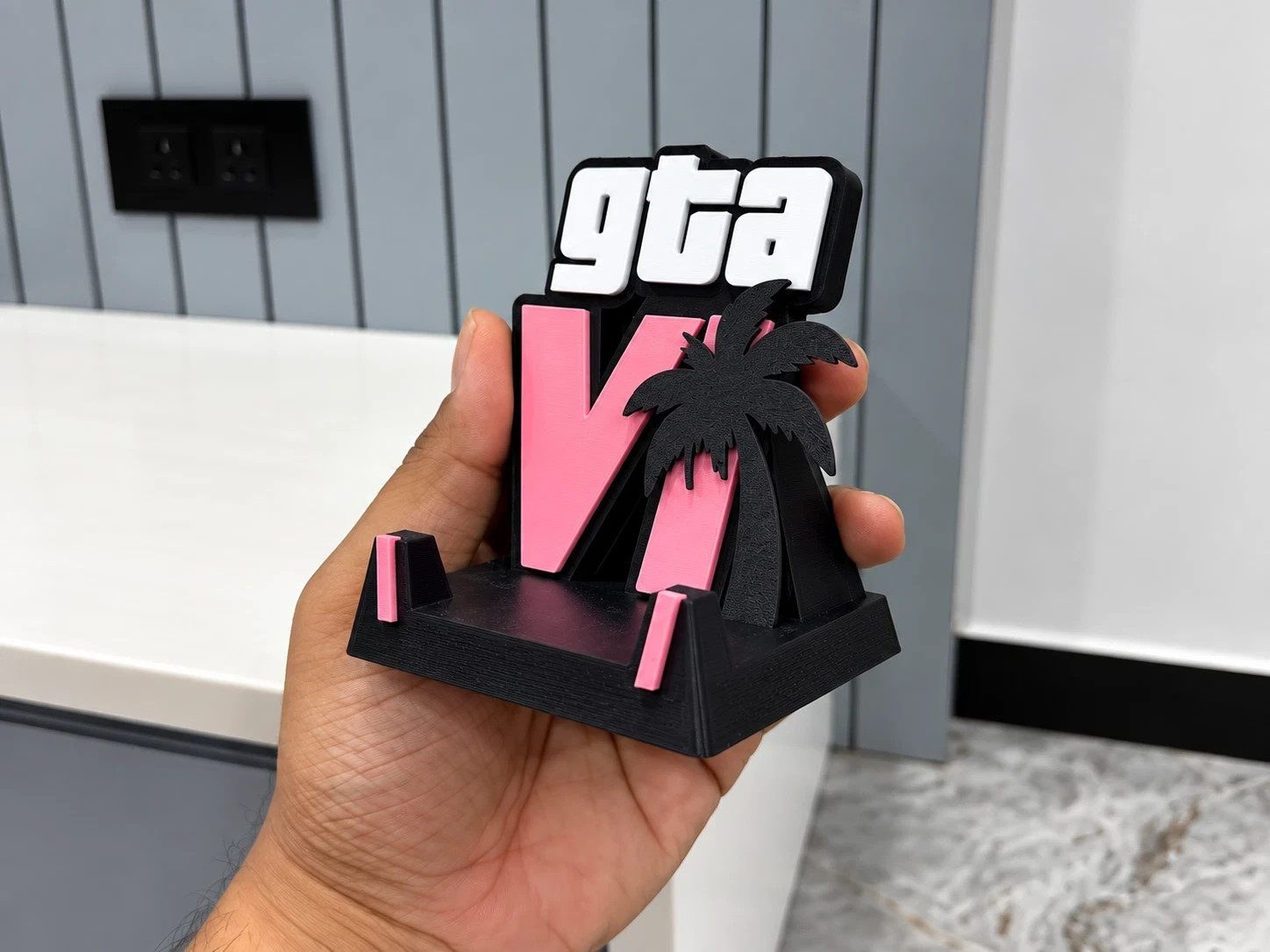 Supporto per smartphone in stile GTA VI design – Porta telefono da scrivania, vista 3
