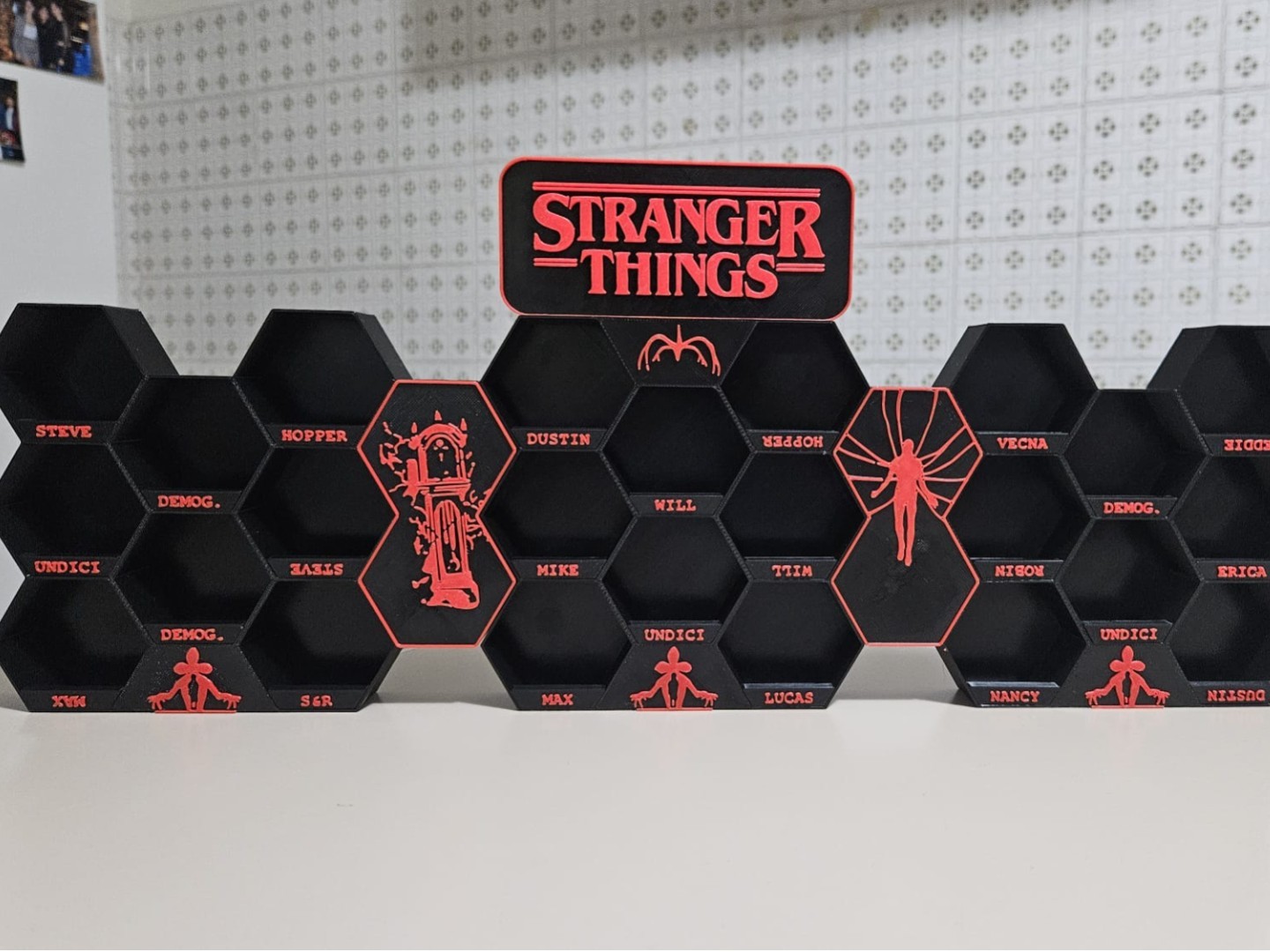stranger things kinder joy espositore, vista 4
