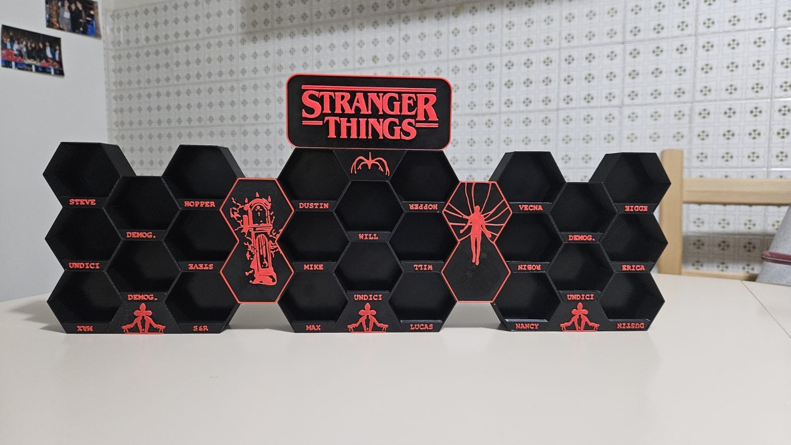 stranger things kinder joy espositore, vista 3