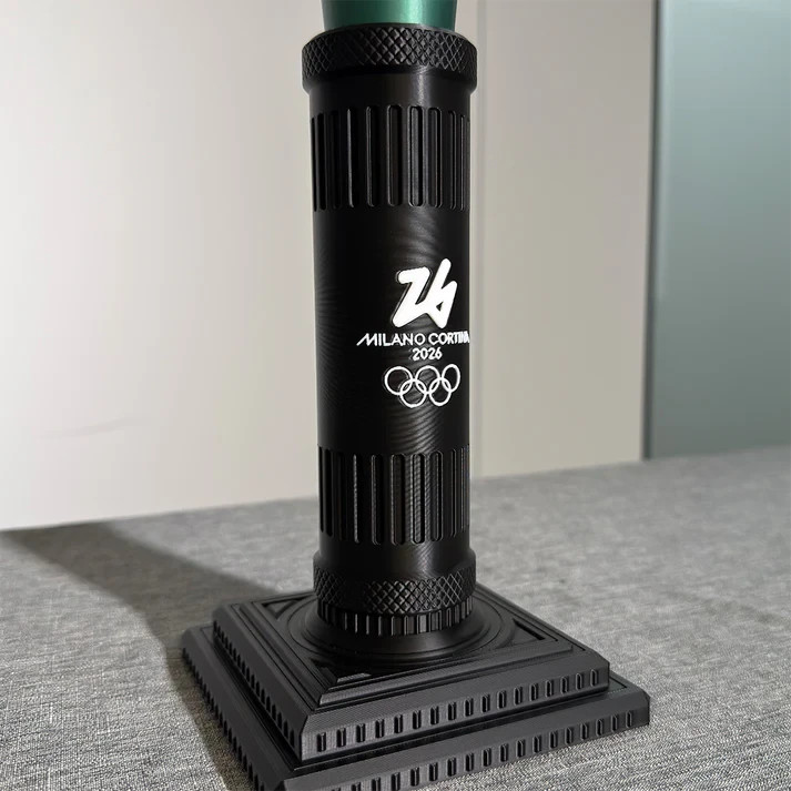 Torcia Olimpica Milano Cortina 2026 Replica 3D XXL da Collezione 104 cm, vista 5