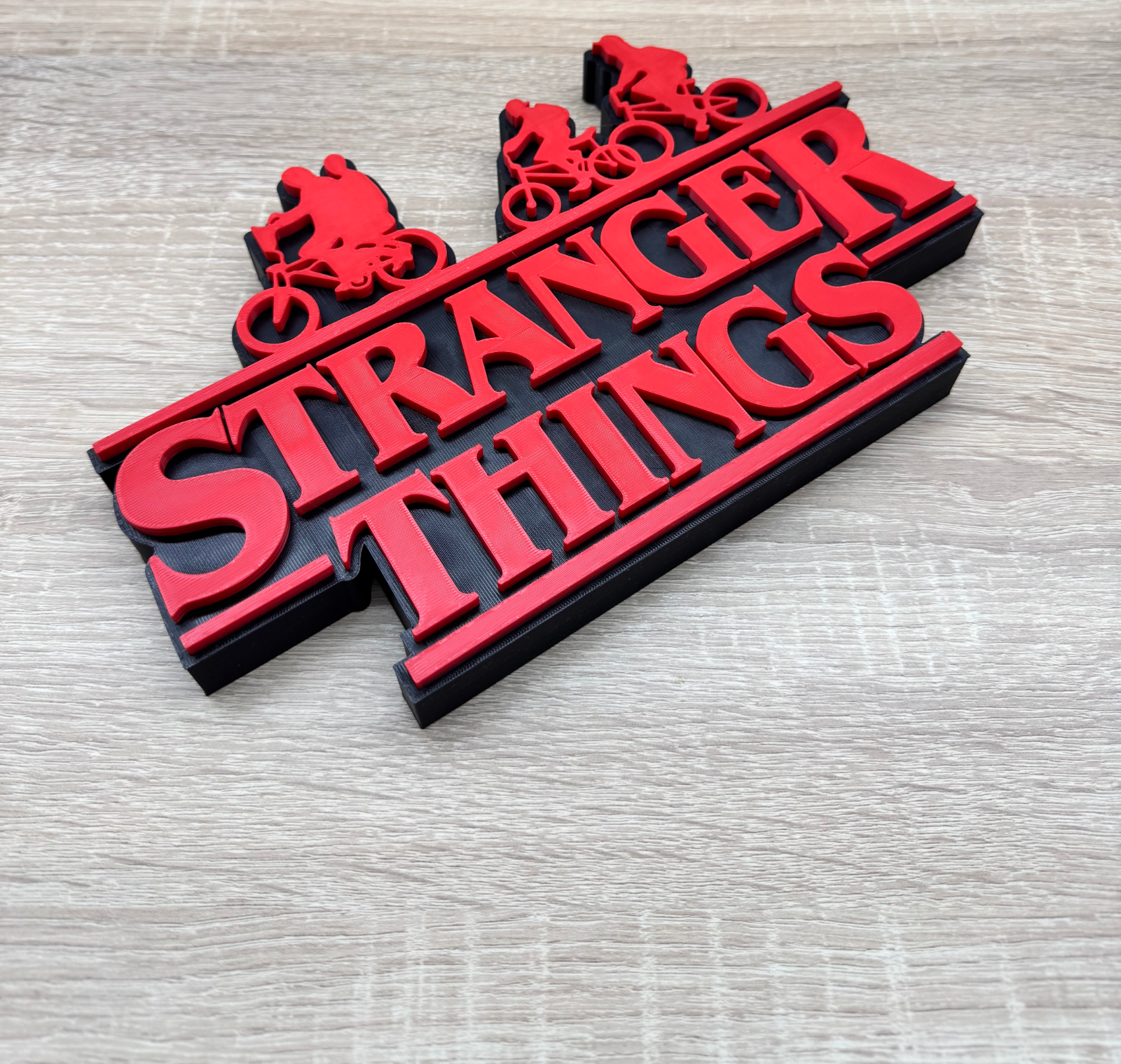 Scritta Logo Stranger Things con biciclette – Stampa 3D Bicolore Rosso / Nero, vista 3
