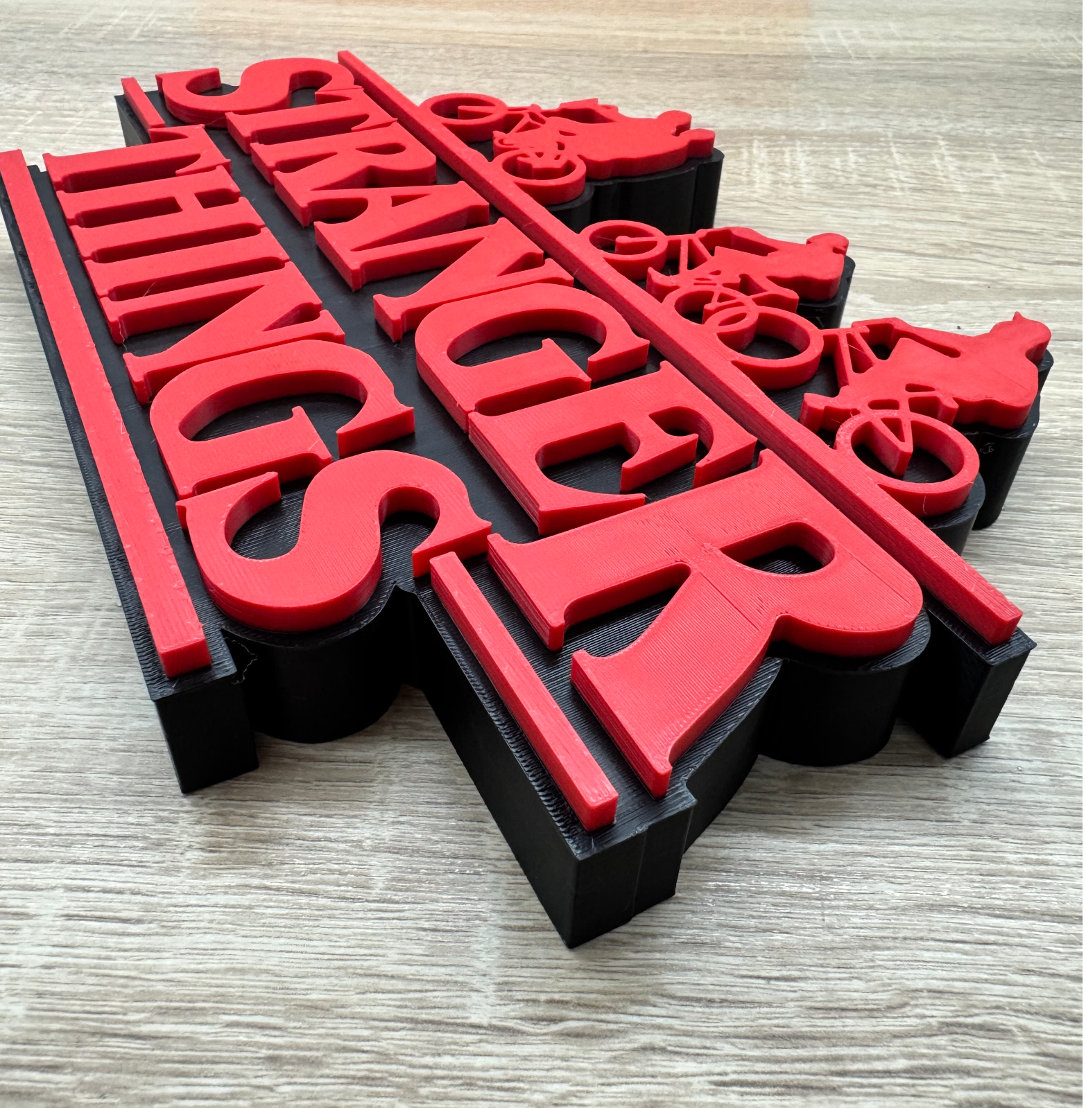 Scritta Logo Stranger Things con biciclette – Stampa 3D Bicolore Rosso / Nero, vista 2