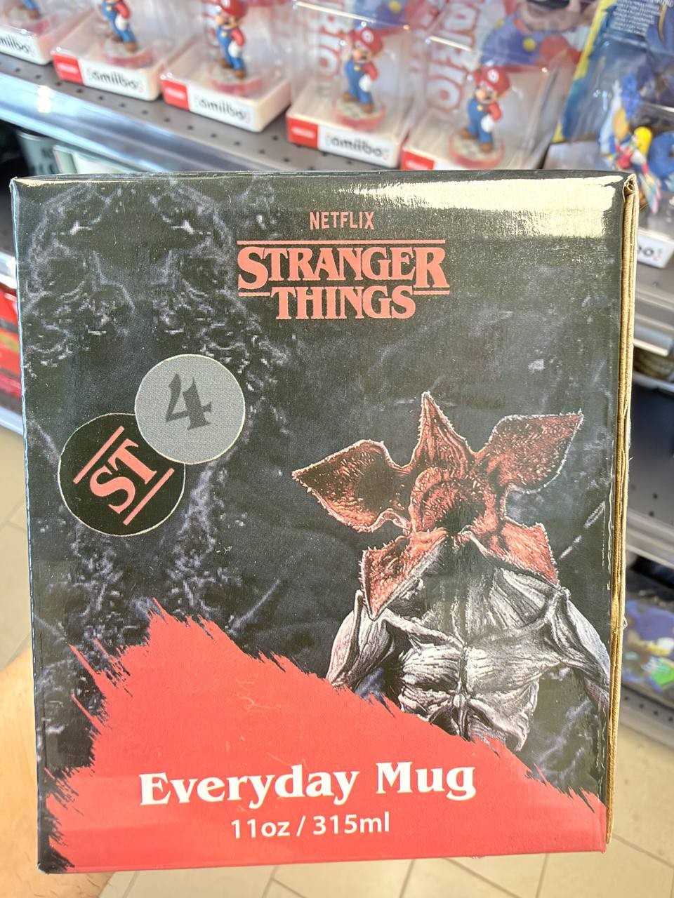 Espositore 3D Stranger Things per Funko Pop e Kinder Joy Collezione + Tazza, vista 4