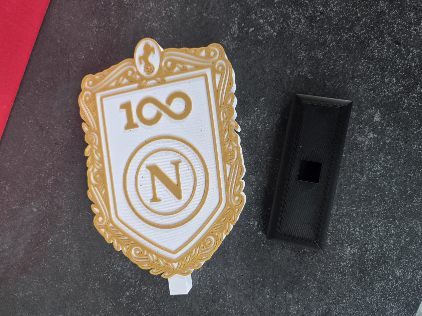 Espositore Scudetto Napoli 100 Anni 22 cm Stampa 3D Bianco Oro con Base, vista 3