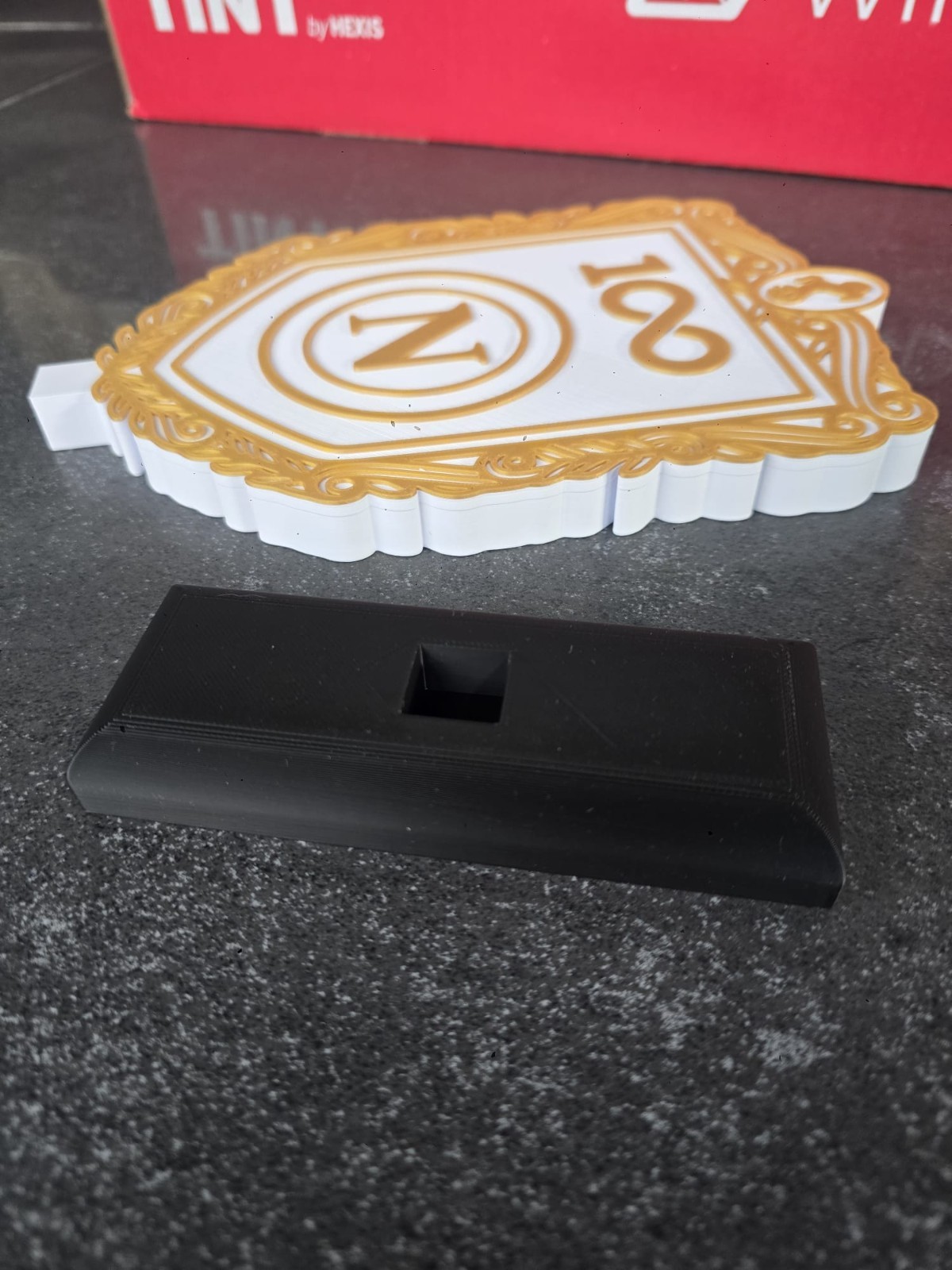 Espositore Scudetto Napoli 100 Anni 22 cm Stampa 3D Bianco Oro con Base, vista 2