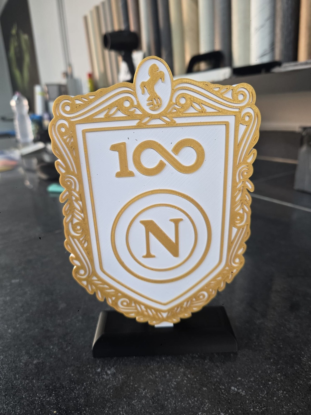 Espositore Scudetto Napoli 100 Anni 22 cm Stampa 3D Bianco Oro con Base