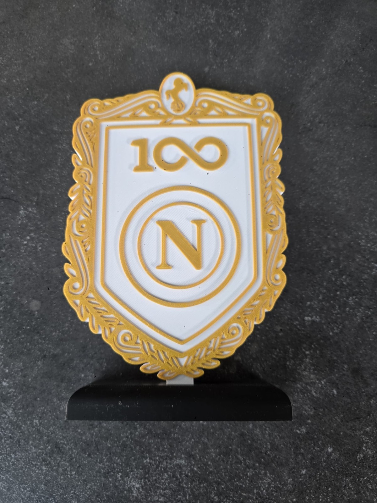 Espositore Scudetto Napoli 100 Anni 22 cm Stampa 3D Bianco Oro con Base, vista 4