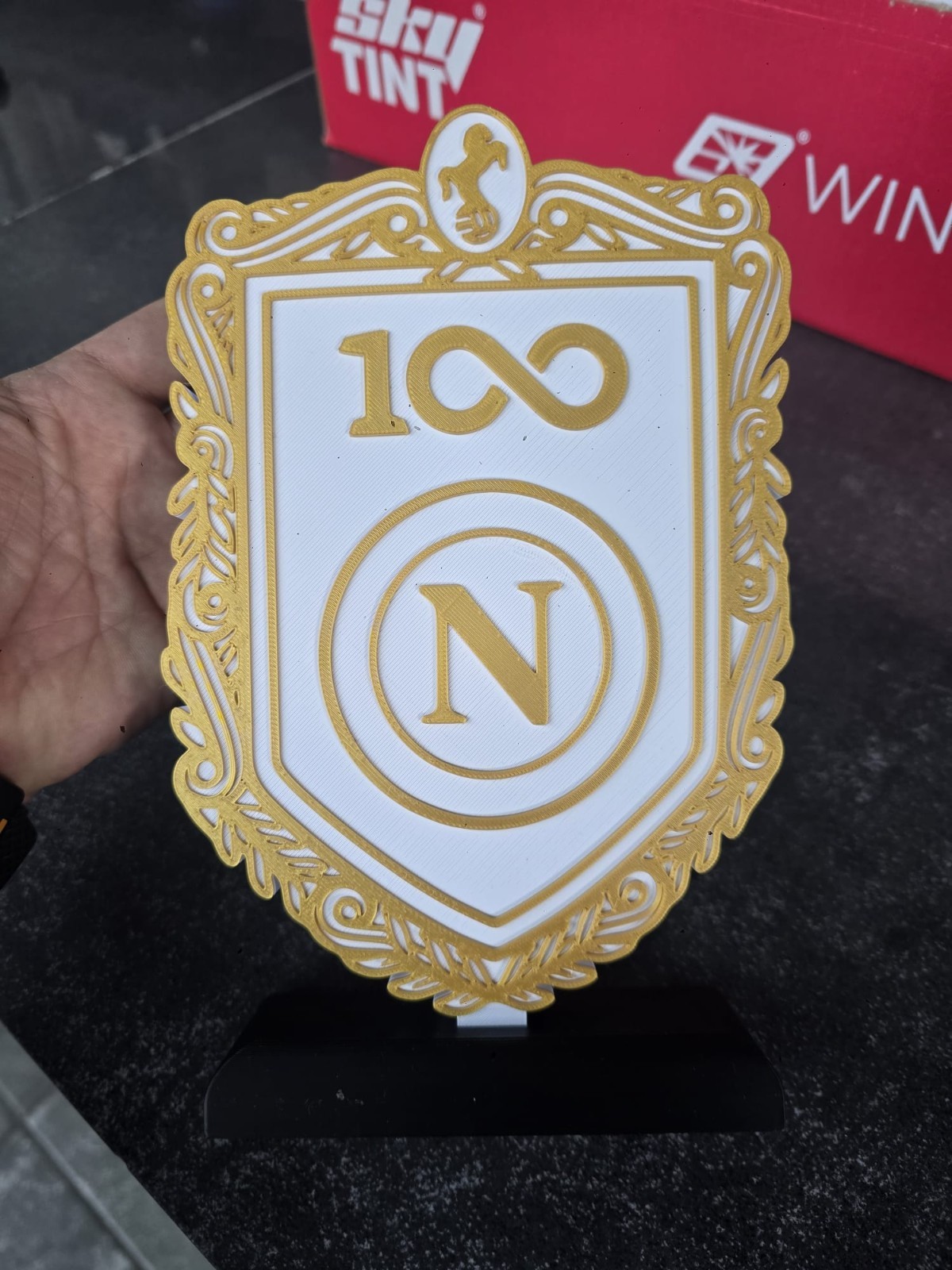 Espositore Scudetto Napoli 100 Anni 22 cm Stampa 3D Bianco Oro con Base, vista 5