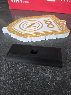 Espositore Scudetto Napoli 100 Anni 22 cm Stampa 3D Bianco Oro con Base, vista 2