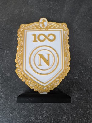 Espositore Scudetto Napoli 100 Anni 22 cm Stampa 3D Bianco Oro con Base, vista 4