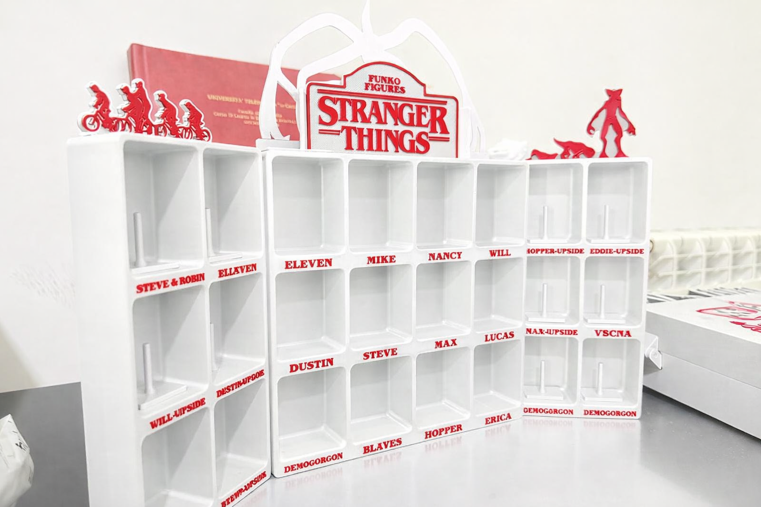 espositore artigianale per stranger things kinder joy