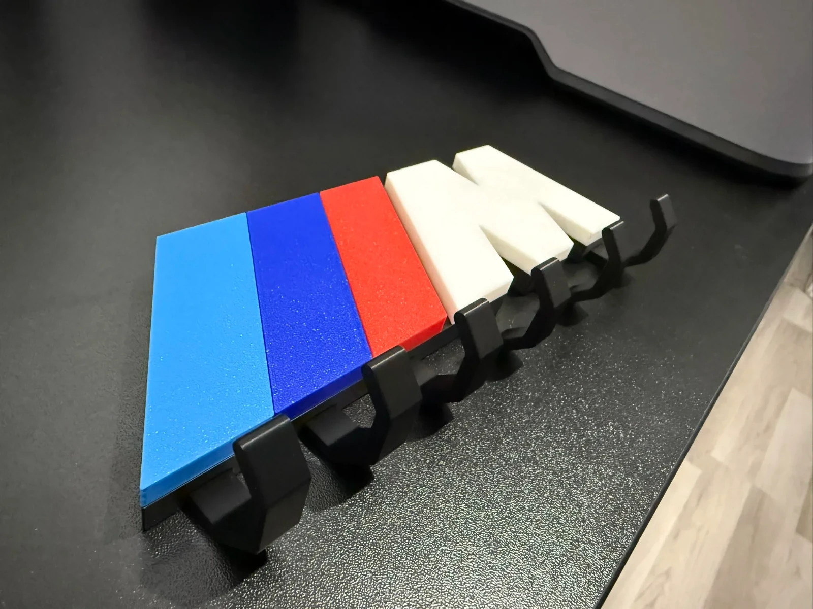 Portachiavi da Parete Stile BMW Performance 6 Ganci Stampato in 3D, vista 6
